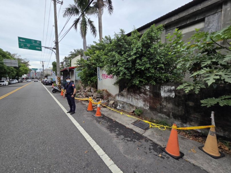 清水區農會圍牆無預警倒塌壓損2車清水警方到場戒護安全