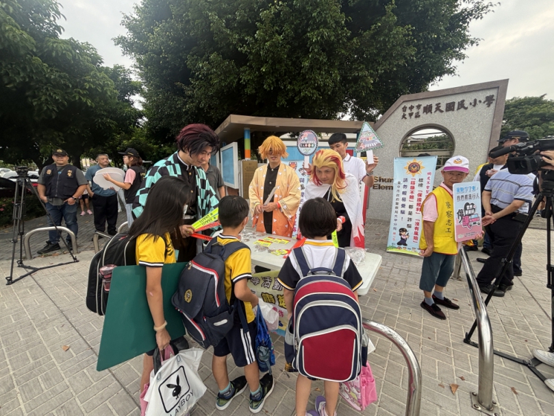 炭治郎化身交通小尖兵　護童勤務守護學童上學路