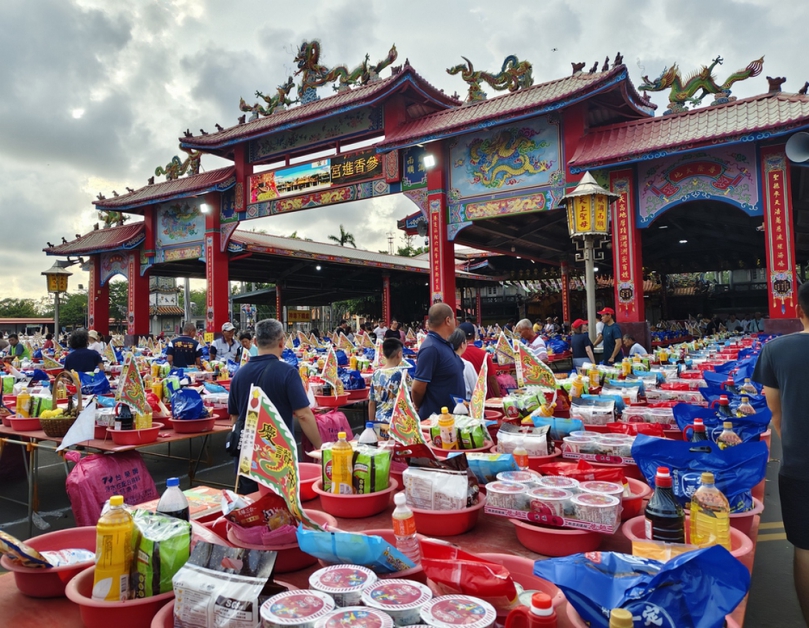 東石港口宮中元普渡桌數創新高 「見天夜譜」「笠燈篙」祭儀隆重