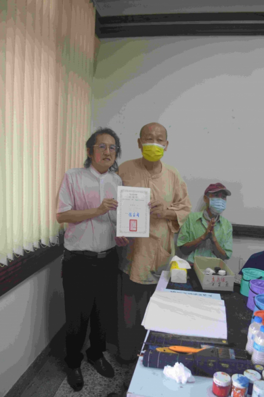 台中市書法學會舉行全齡書法工作坊「拓字反白彩墨體驗」研習活動