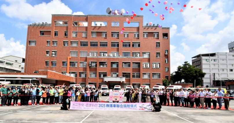 21位愛心人士合捐13輛救護車壯觀場面。（照片縣府提供）