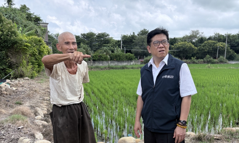 新埔獨居長輩生活環境困頓   竹郵局長吳進益率同仁協助改善環境