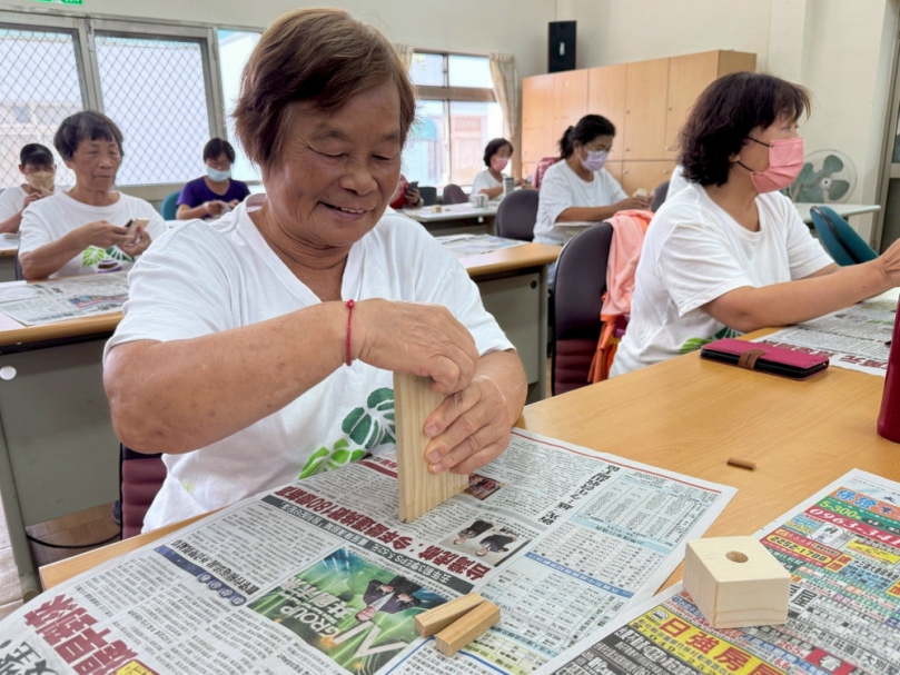 大甲區農會攜手吳宥榆老師帶領長者體驗友善木作與綠療育的美好結合