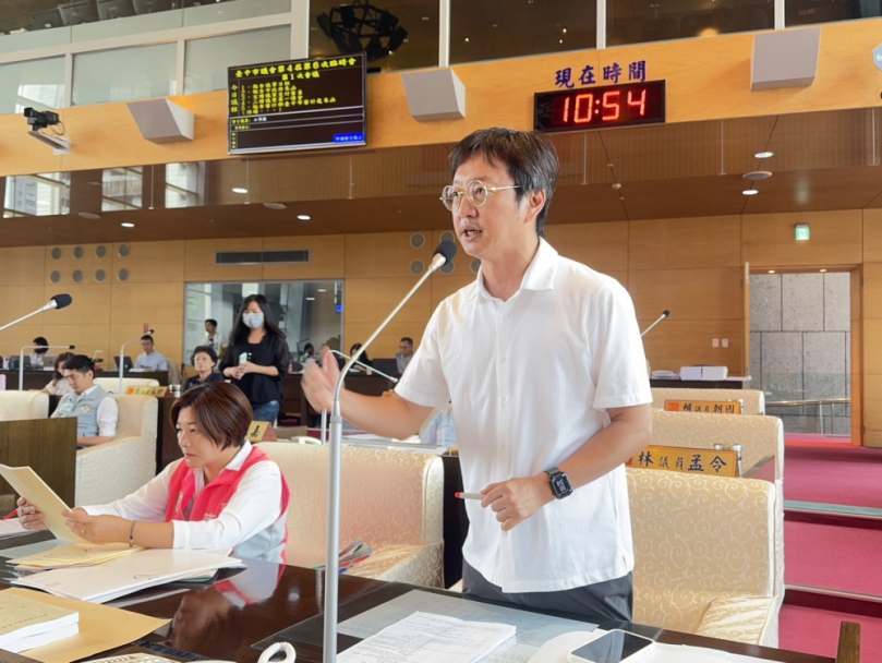 民進黨議員江肇國要求中市府針對新光三越原因及處理情形向議會與市民提出專案報告   中市都發局長李正偉：新光三越恢復使用須先經法定程序核准  公共安全為唯一考量