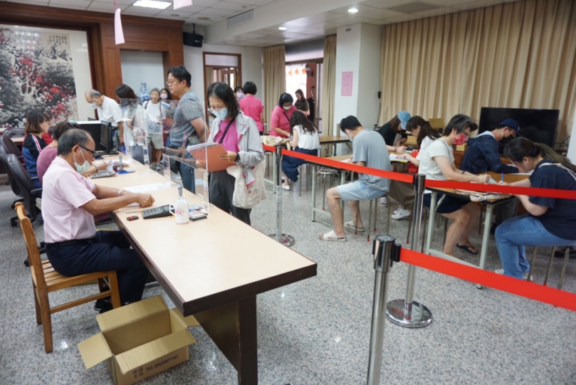 萬和宮信眾子女獎學金開始受理    一大早就見到排隊人潮