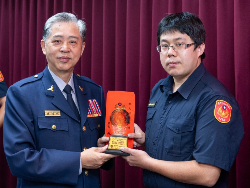 黃逸翔成功搶救輕生女子   局長吳敬田會報公開表揚