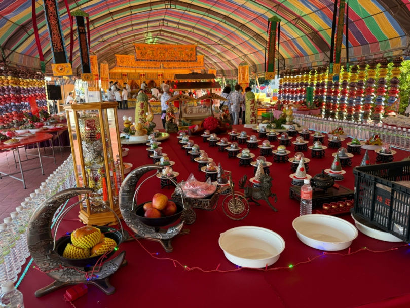 無極三清總道院信眾踴躍參與普渡　二千餘桌與豐富食材場面浩大熱鬧