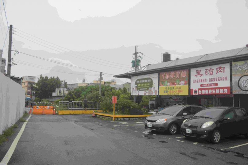 台中龍井區龍泉市場前道路塌陷進行會勘地主要求一併解決徵地問題
