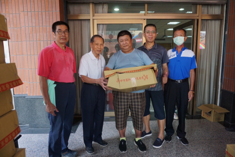萬和宮有愛心  贈送南屯519低收家庭普度供品及2千元紅包