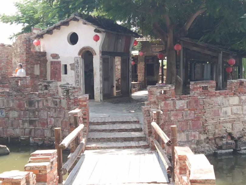 今年教師節、中秋節、國慶日連續假期到「台南學甲秘境一老塘湖藝術村」參觀「皇帝出巡」