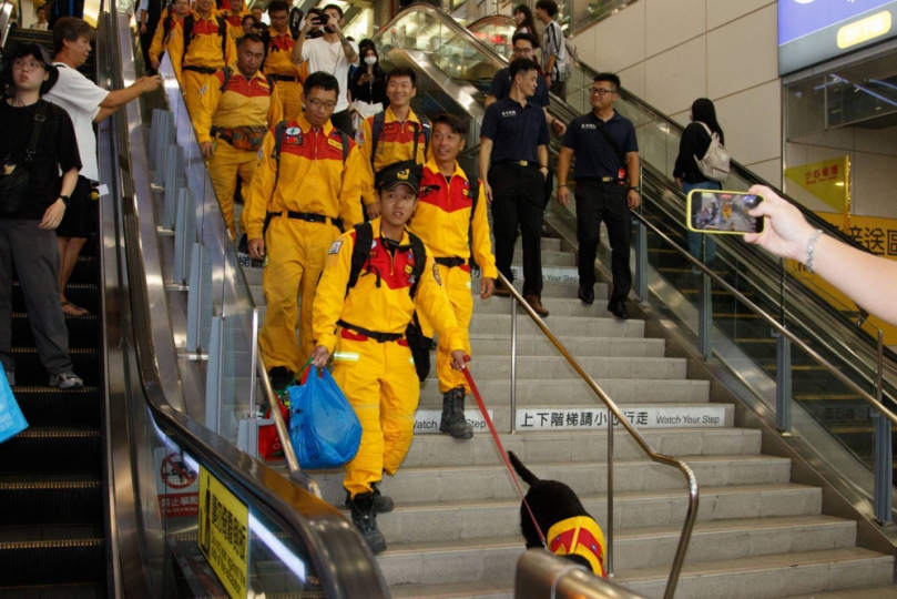 台中搜救隊英雄第一梯次平安返抵  消防局長孫福佑代表市長盧秀燕車站迎接  致上最高敬意