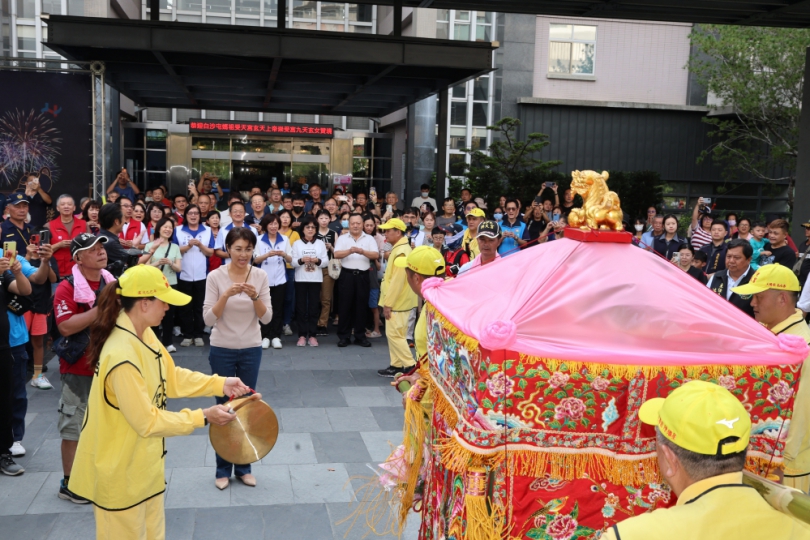三神贊境南投 粉紅超跑首度停駕縣府 許縣長虔誠祈求媽祖庇佑縣民縣政並為花蓮祈福