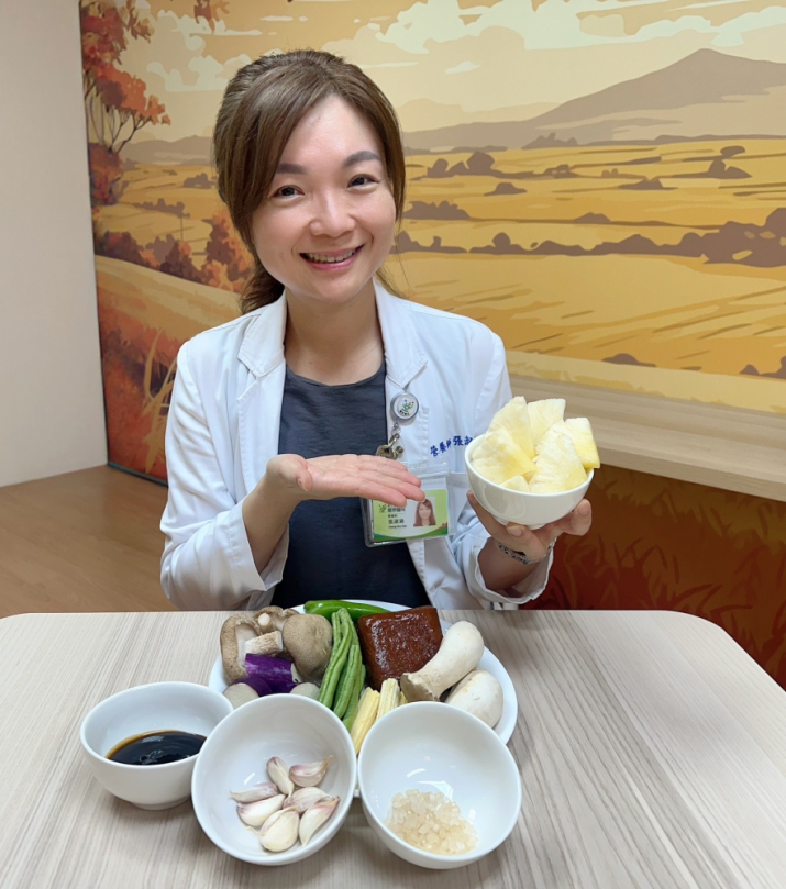 中秋熱量黑手不是月餅！營養師提醒烤肉醬料、含糖飲料、酒精飲品才是三大陷阱豐原醫院教民眾DIY蔬果烤肉醬  熱量比市售低6成