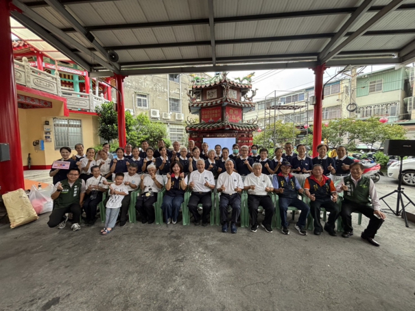 關懷社會弱勢  民進黨市議員鄭功進偕街友關懷協會送物資、便當