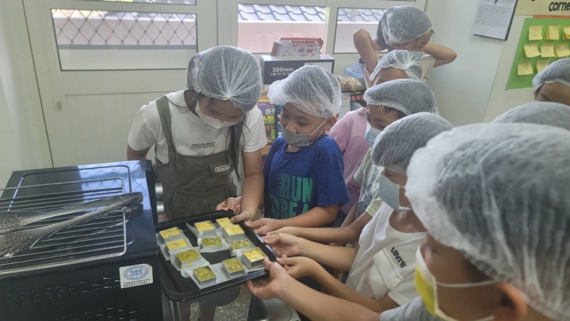 中市東山國學習製作鳳梨酥致贈老師並歡慶中秋