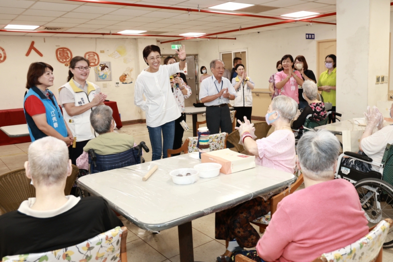 秋節前夕 縣長走訪社福機構關懷院民贈月餅禮金