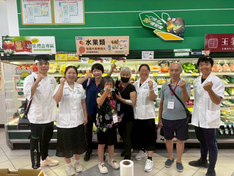 南投縣社區營養師帶領長輩-超市營養採購趣！