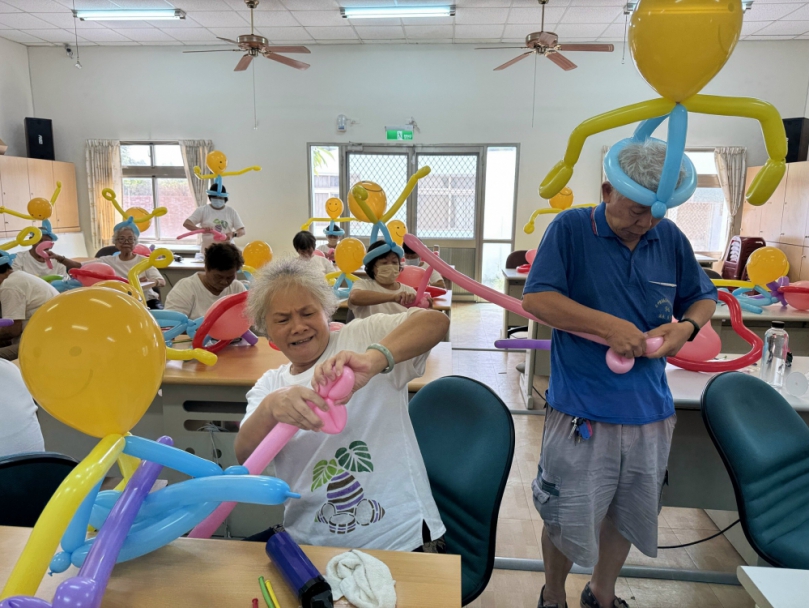 大甲區農會推動創意課程　讓長者樂玩繽紛氣球手作