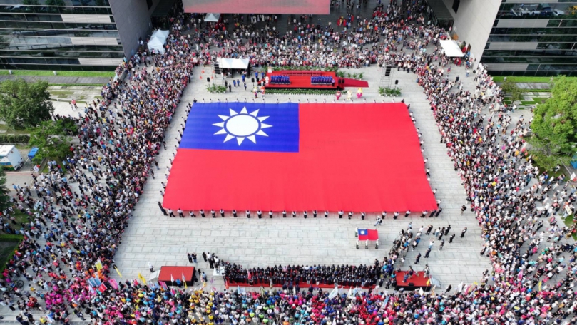 中市府國慶升旗2.3萬人次擠爆府前廣場、紀念物秒殺  盧秀燕:七年辛勤耕耘迎市政豐收！