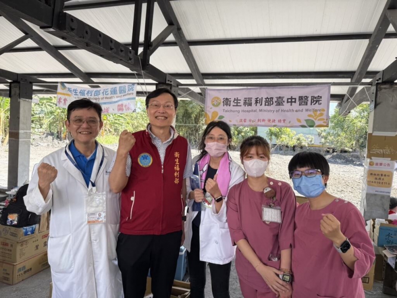 臺中醫院正妹醫療隊前進花蓮 泥濘佛祖街旁穿雨鞋搶救傷者