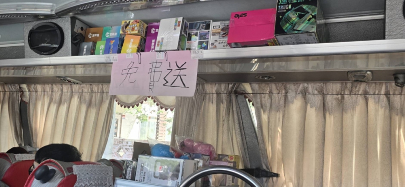 在國光客運的駕駛座上、總能看到司機先生專注駕駛的身影、然而鮮為人知的是、這位平日嚴謹的司機、下班後竟是抓娃娃機的「隱藏高手」、休假期間最愛流連在各種夾娃娃機台內、多年經驗累積出獨門技巧、幾乎每次都能滿載而歸。