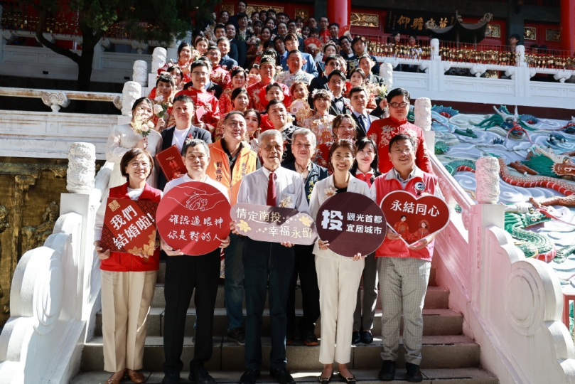 許縣長主持南投集團婚禮 贈送土地公金戒指祝福30對新人