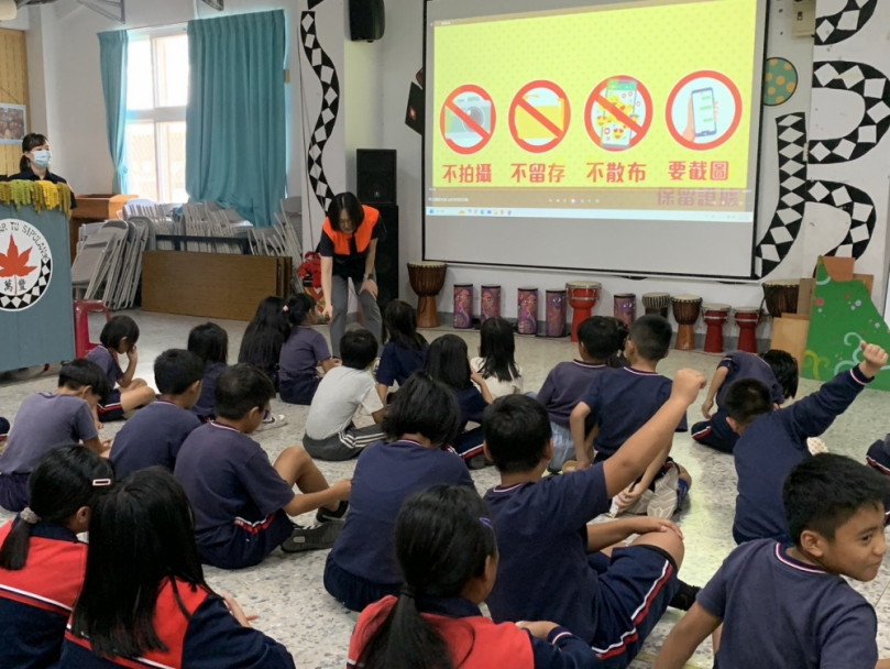 南投縣政府警察局仁愛分局深入萬豐國小 宣導婦幼及交通安全觀念