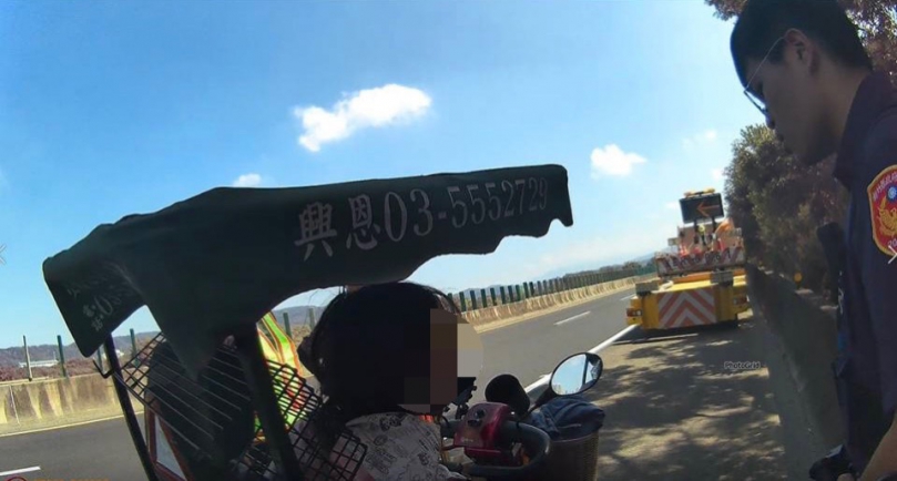 電動代步車騎上快速道路    警方先救人再開罰