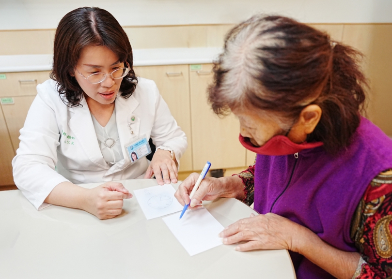 從「治標」邁向「治本」 中醫大附醫首例阿茲海默症新藥施打　 延緩記憶流失的時間　阿茲海默症新藥治療進入精準醫療新時代