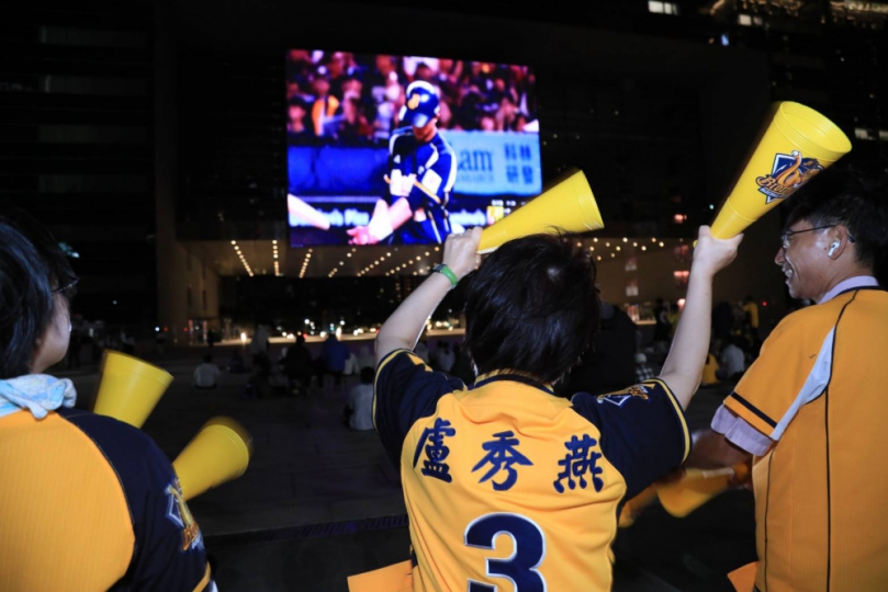 強風擋不住黃潮！盧秀燕陪球迷應援台灣大賽 市府前廣場1300吋超大螢幕熱血直播