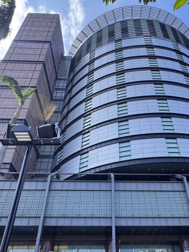 新光三越百貨外牆燈箱破損  中市府要求限期改善  25日上午修復完成