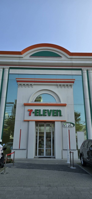 台南市區多家7-ELEVEN近期掀起「美學革命」、外觀設計美輪美奐煥然一新、融合新潮流風格、亮眼的門面不僅吸引民眾目光、更成為市區新地標、不同的門面、營造出舒適親民的購物氛圍。