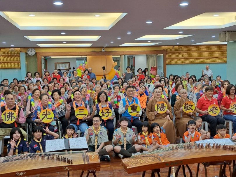 佛光山重陽活動彰顯敬老尊賢體恤長輩無法彎腰 幫剪腳趾頭