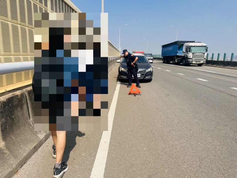 一家四口乘車西濱快速道路上爆胎求助清水警方救援