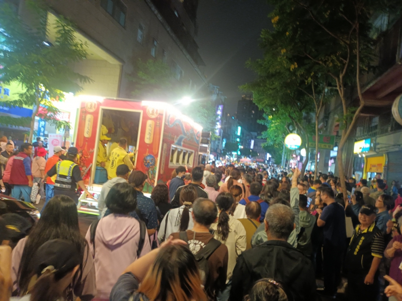 媽祖白沙屯拱天宮與板橋媽百年相會