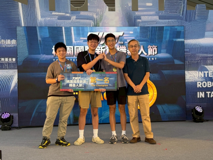 僅差0.2秒！明道中學學生稱霸TIRT迷宮機器人賽　三隊齊上榜
