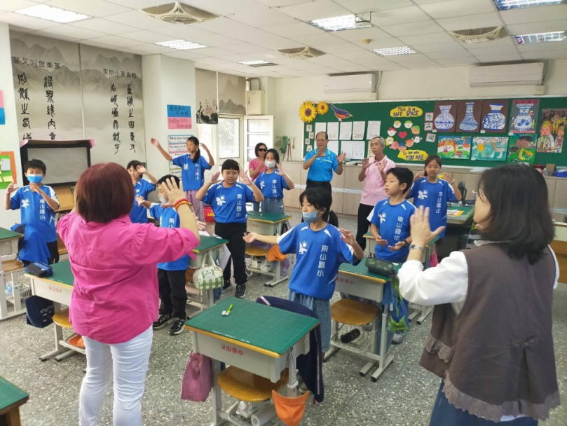 見到東山國小校歌作曲者廬山真面目唱出東山孩子的驕傲