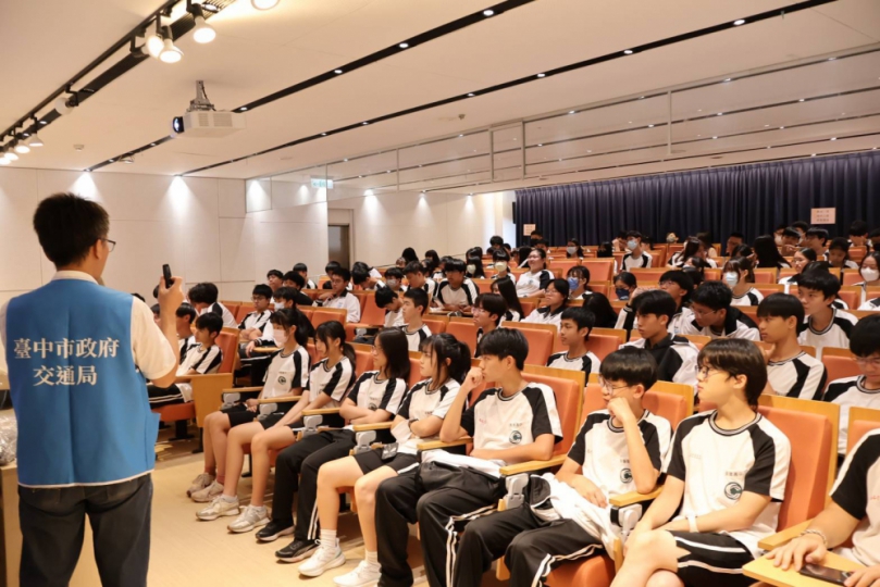 大型車內輪差與死角親身體驗   中市交通局校園宣導提升大學生機車安全意識