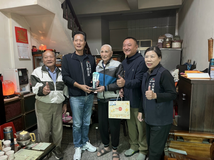 任55年鄰長95歲黃居財辭退職務　大甲區長顏金源肯定服務期間的盡職及愛心