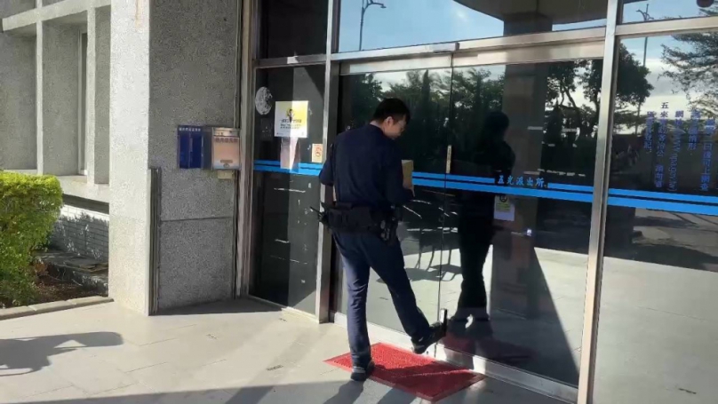 手拿滿物免煩惱  烏日警裝「腳踢感應器」超便民  連汪星人都認證