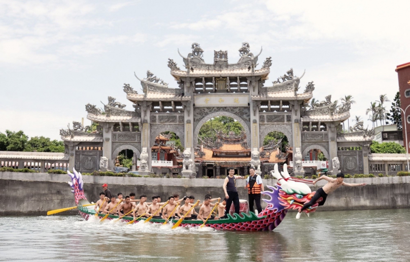 想要新竹縣消防猛男美女月曆嗎？12/22竹北遠百發表會搶先拿