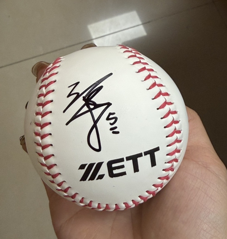 關懷民和國中棒球隊 中職球星梁家榮送簽名球 鼓勵小球員重返球場