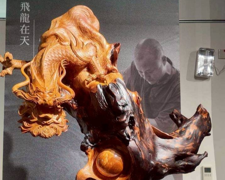 父子跨世代雕刻同場展出　《龍之傳承》木雕聯展呈現在地藝術能量