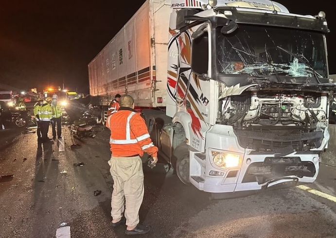 國1南下台中路段發生連環車禍造成9人受傷其中1人不治