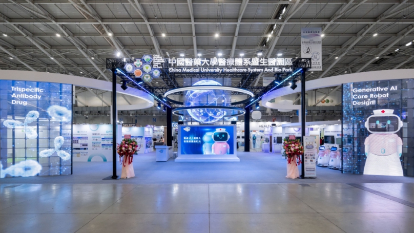 2025醫療科技展中醫大醫療體系暨生醫園區展示跨域創新成果 生成式AI照護型機器人「愛寶」亮相啟動智慧醫療新紀元