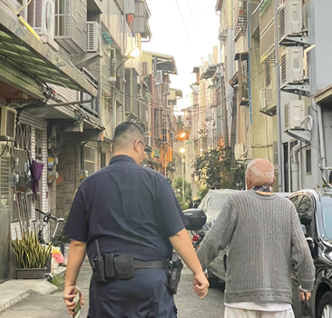 八旬老翁無力呆坐於路旁  潭北警暖心護送返家