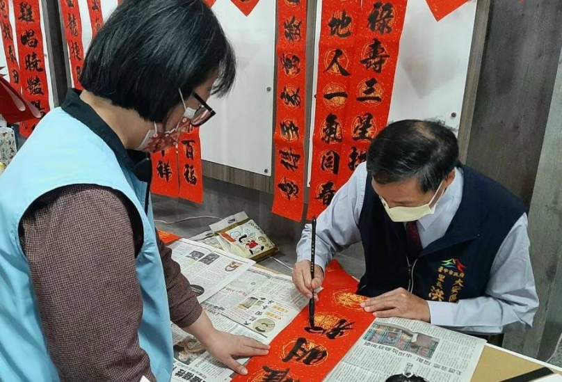 任職十屆、三十七年的里長洪正義寫千幅春聯送里民做公益