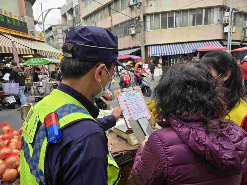 清水警分局長鄭鴻文市場親自宣導填識詐問卷電影院播放反詐影片