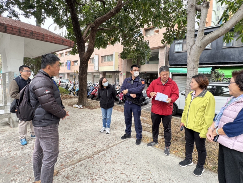 台中市東區立德街園道涼亭老舊、長期遭街友聚集占用，嚴重影響周邊居民生活品質  中市府同意拆除該處兩座涼亭，改善多年來反覆出現的亂象