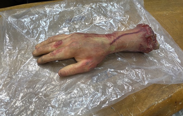 霧峰警巡邏發現路邊斷掌大吃驚  追查係玩具假手掌